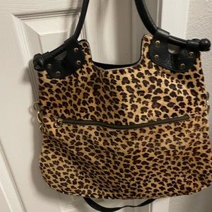Gorgeous Large leopard print handbag with zipper pockets and long strap